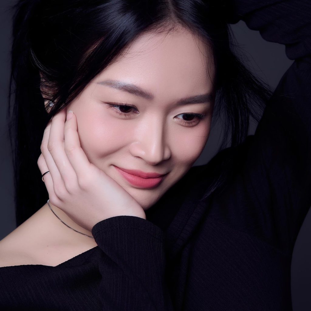 Đinh Ánh Huyền Là Ai?